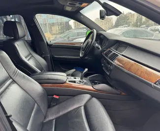 Innenraum von BMW X6 zur Miete in Georgien. Ein großartiges 5-Sitzer Fahrzeug mit Automatisch Getriebe.