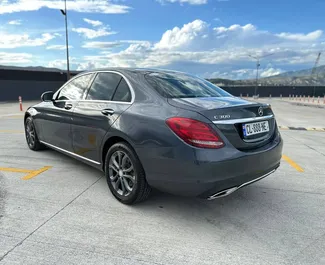 Benzin 2,5L Motor von Mercedes-Benz C-Class 2017 zur Miete in Tiflis.
