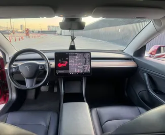 Innenraum von Tesla Model 3 – Long Range zur Miete in Georgien. Ein großartiges 5-Sitzer Fahrzeug mit Automatisch Getriebe.