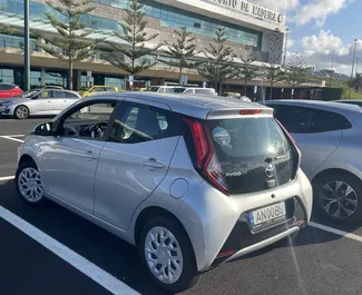 Frontansicht eines Mietwagens Toyota Aygo auf Madeira, Portugal ✓ Auto Nr.9837. ✓ Schaltgetriebe TM ✓ 0 Bewertungen.