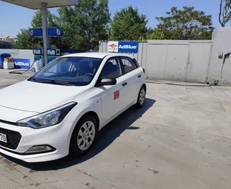 Frontansicht eines Mietwagens Hyundai i20 in Thessaloniki, Griechenland ✓ Auto Nr.9703. ✓ Schaltgetriebe TM ✓ 0 Bewertungen.