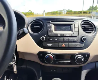 Vermietung Hyundai i10. Wirtschaft Fahrzeug zur Miete in Griechenland ✓ Kaution Einzahlung von 500 EUR ✓ Versicherungsoptionen KFZ-HV, TKV, VKV Plus, VKV Komplett, Diebstahlschutz.