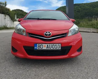 Frontansicht eines Mietwagens Toyota Yaris in Budva, Montenegro ✓ Auto Nr.9537. ✓ Automatisch TM ✓ 1 Bewertungen.