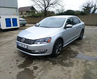 Frontansicht eines Mietwagens Volkswagen Passat am Flughafen Kutaisi, Georgien ✓ Auto Nr.9701. ✓ Automatisch TM ✓ 1 Bewertungen.