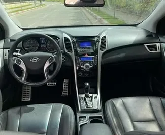 Innenraum von Hyundai i30 zur Miete in Albanien. Ein großartiges 5-Sitzer Fahrzeug mit Automatisch Getriebe.