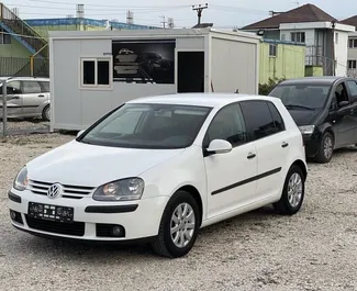 Frontansicht eines Mietwagens Volkswagen Golf 5 am Flughafen von Tirana, Albanien ✓ Auto Nr.9634. ✓ Automatisch TM ✓ 0 Bewertungen.