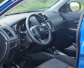 Innenraum von Mitsubishi Outlander Sport zur Miete in Georgien. Ein großartiges 5-Sitzer Fahrzeug mit Automatisch Getriebe.