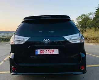 Toyota Sienna 2016 zur Miete verfügbar in Kutaisi, mit Kilometerbegrenzung unbegrenzte.