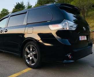 Benzin 3,5L Motor von Toyota Sienna 2016 zur Miete in Kutaisi.