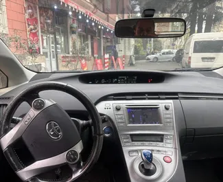 Vermietung Toyota Prius. Wirtschaft, Komfort Fahrzeug zur Miete in Georgien ✓ Kaution Keine Kaution ✓ Versicherungsoptionen KFZ-HV.