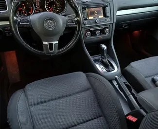 Innenraum von Volkswagen Golf 6 zur Miete in Albanien. Ein großartiges 5-Sitzer Fahrzeug mit Automatisch Getriebe.