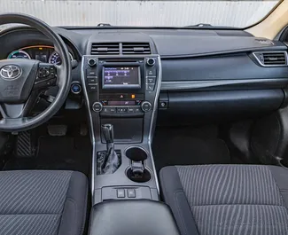Mietwagen Toyota Camry 2016 in Georgien, mit Hybride-Kraftstoff und 156 PS ➤ Ab 100 GEL pro Tag.