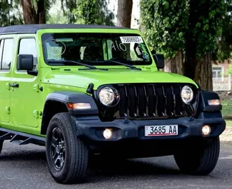 Frontansicht eines Mietwagens Jeep Wrangler Sahara in Tiflis, Georgien ✓ Auto Nr.10144. ✓ Automatisch TM ✓ 0 Bewertungen.