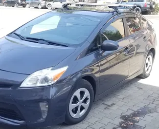 Frontansicht eines Mietwagens Toyota Prius in Kutaisi, Georgien ✓ Auto Nr.10146. ✓ Automatisch TM ✓ 0 Bewertungen.