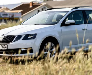 Vermietung Skoda Octavia Combi. Komfort Fahrzeug zur Miete in Montenegro ✓ Kaution Einzahlung von 200 EUR ✓ Versicherungsoptionen KFZ-HV, TKV, VKV Plus, VKV Komplett, Diebstahlschutz, Ausland, Junge, Keine Kaution.