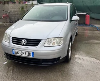 Frontansicht eines Mietwagens Volkswagen Touran am Flughafen von Tirana, Albanien ✓ Auto Nr.10044. ✓ Automatisch TM ✓ 0 Bewertungen.