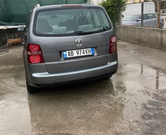 Vermietung Volkswagen Touran. Komfort, Minivan Fahrzeug zur Miete in Albanien ✓ Kaution Einzahlung von 200 EUR ✓ Versicherungsoptionen KFZ-HV, TKV, VKV Plus, VKV Komplett.