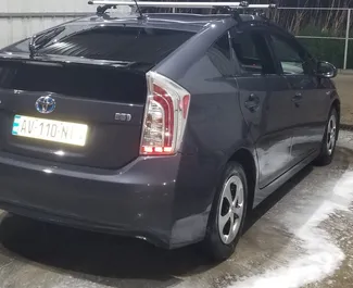 Hybride 1,8L Motor von Toyota Prius 2014 zur Miete in Kutaisi.