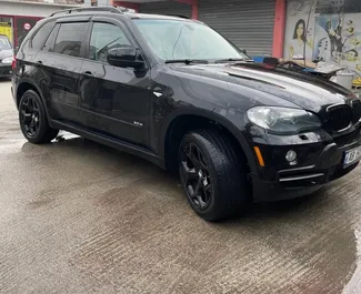 Frontansicht eines Mietwagens BMW X5 am Flughafen von Tirana, Albanien ✓ Auto Nr.10034. ✓ Automatisch TM ✓ 0 Bewertungen.