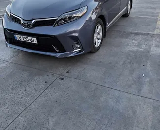 Frontansicht eines Mietwagens Toyota Sienna in Tiflis, Georgien ✓ Auto Nr.10155. ✓ Automatisch TM ✓ 0 Bewertungen.