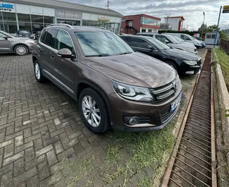 Frontansicht eines Mietwagens Volkswagen Tiguan in Tirana, Albanien ✓ Auto Nr.10208. ✓ Automatisch TM ✓ 0 Bewertungen.