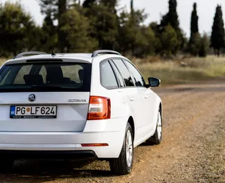 Innenraum von Skoda Octavia Combi zur Miete in Montenegro. Ein großartiges 5-Sitzer Fahrzeug mit Automatisch Getriebe.