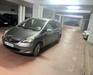 Frontansicht eines Mietwagens Honda Jazz am Flughafen von Tirana, Albanien ✓ Auto Nr.10048. ✓ Automatisch TM ✓ 0 Bewertungen.