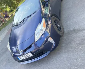 Frontansicht eines Mietwagens Toyota Prius in Kutaisi, Georgien ✓ Auto Nr.10232. ✓ Automatisch TM ✓ 2 Bewertungen.