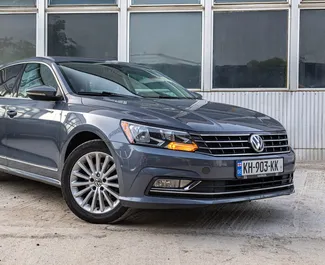 Frontansicht eines Mietwagens Volkswagen Passat in Batumi, Georgien ✓ Auto Nr.10283. ✓ Automatisch TM ✓ 0 Bewertungen.
