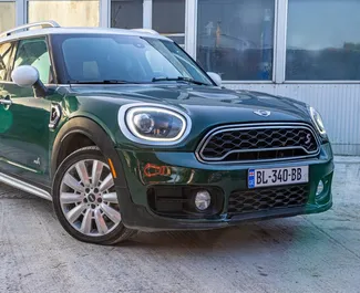 Frontansicht eines Mietwagens Mini Countryman Cooper S in Batumi, Georgien ✓ Auto Nr.10284. ✓ Automatisch TM ✓ 0 Bewertungen.