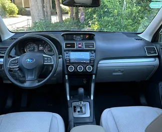 Innenraum von Subaru Forester zur Miete in Georgien. Ein großartiges 5-Sitzer Fahrzeug mit Automatisch Getriebe.
