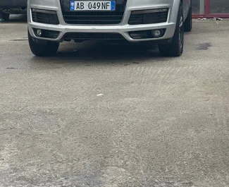Frontansicht eines Mietwagens Audi Q7 am Flughafen von Tirana, Albanien ✓ Auto Nr.10043. ✓ Automatisch TM ✓ 0 Bewertungen.