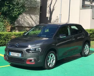 Frontansicht eines Mietwagens Citroen C4 Cactus in Rafailovici, Montenegro ✓ Auto Nr.2014. ✓ Automatisch TM ✓ 5 Bewertungen.