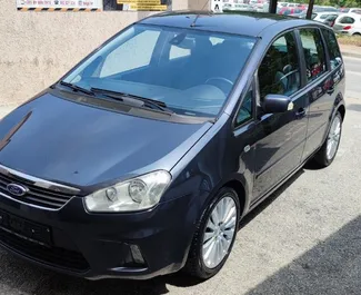 Frontansicht eines Mietwagens Ford C-Max am Flughafen von Tirana, Albanien ✓ Auto Nr.10125. ✓ Schaltgetriebe TM ✓ 0 Bewertungen.