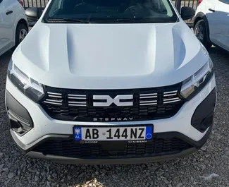 Frontansicht eines Mietwagens Dacia Sandero Stepway am Flughafen von Tirana, Albanien ✓ Auto Nr.10101. ✓ Schaltgetriebe TM ✓ 0 Bewertungen.