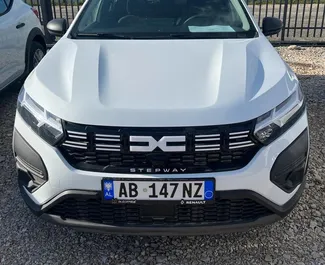 Frontansicht eines Mietwagens Dacia Sandero Stepway am Flughafen von Tirana, Albanien ✓ Auto Nr.10102. ✓ Schaltgetriebe TM ✓ 0 Bewertungen.