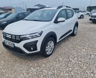 Frontansicht eines Mietwagens Dacia Sandero Stepway am Flughafen von Tirana, Albanien ✓ Auto Nr.10107. ✓ Automatisch TM ✓ 2 Bewertungen.