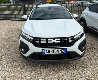 Frontansicht eines Mietwagens Dacia Sandero Stepway am Flughafen von Tirana, Albanien ✓ Auto Nr.10072. ✓ Automatisch TM ✓ 0 Bewertungen.