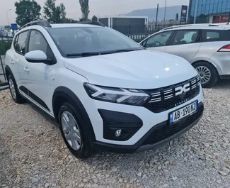 Frontansicht eines Mietwagens Dacia Sandero Stepway am Flughafen von Tirana, Albanien ✓ Auto Nr.10108. ✓ Automatisch TM ✓ 0 Bewertungen.