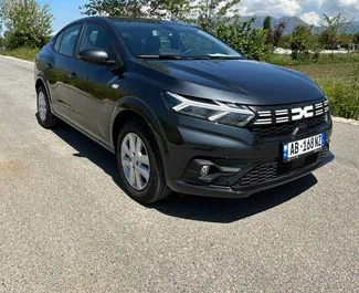 Frontansicht eines Mietwagens Dacia Logan am Flughafen von Tirana, Albanien ✓ Auto Nr.10106. ✓ Automatisch TM ✓ 0 Bewertungen.