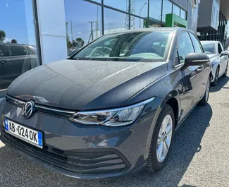 Frontansicht eines Mietwagens Volkswagen Golf 8 in Tirana, Albanien ✓ Auto Nr.10136. ✓ Automatisch TM ✓ 0 Bewertungen.