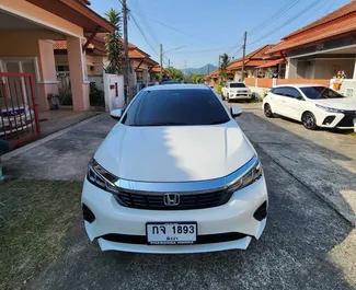 Frontansicht eines Mietwagens Honda City am Flughafen Phuket, Thailand ✓ Auto Nr.9925. ✓ Automatisch TM ✓ 0 Bewertungen.