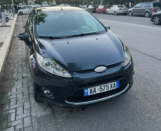 Frontansicht eines Mietwagens Ford Fiesta in Durres, Albanien ✓ Auto Nr.9901. ✓ Schaltgetriebe TM ✓ 0 Bewertungen.