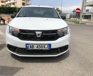 Frontansicht eines Mietwagens Dacia Sandero in Tirana, Albanien ✓ Auto Nr.9950. ✓ Schaltgetriebe TM ✓ 0 Bewertungen.