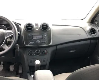 Innenraum von Dacia Sandero zur Miete in Albanien. Ein großartiges 5-Sitzer Fahrzeug mit Schaltgetriebe Getriebe.