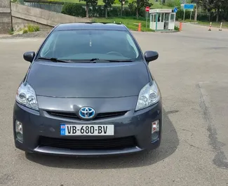 Frontansicht eines Mietwagens Toyota Prius in Tiflis, Georgien ✓ Auto Nr.10237. ✓ Automatisch TM ✓ 0 Bewertungen.