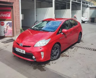 Frontansicht eines Mietwagens Toyota Prius in Tiflis, Georgien ✓ Auto Nr.10147. ✓ Automatisch TM ✓ 0 Bewertungen.