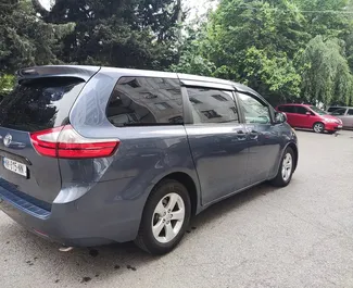 Mietwagen Toyota Sienna 2015 in Georgien, mit Benzin-Kraftstoff und 265 PS ➤ Ab 168 GEL pro Tag.