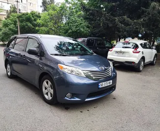 Frontansicht eines Mietwagens Toyota Sienna in Tiflis, Georgien ✓ Auto Nr.10096. ✓ Automatisch TM ✓ 0 Bewertungen.