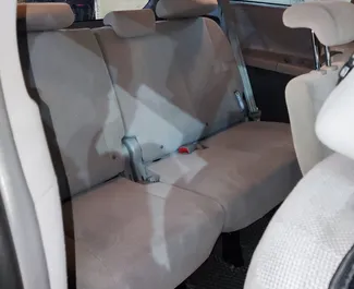 Innenraum von Toyota Sienna zur Miete in Georgien. Ein großartiges 8-Sitzer Fahrzeug mit Automatisch Getriebe.